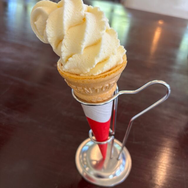 食菜館ひまわりのソフトクリームです！バニラ、練乳いちご、抹茶、ソーダ、レアチーズ、完熟メロン、チョコレートの７種類あり、各300円です。

#グリーンピア岩沼 
#岩沼市
#岩沼
#いわぬま
#ソフトクリーム