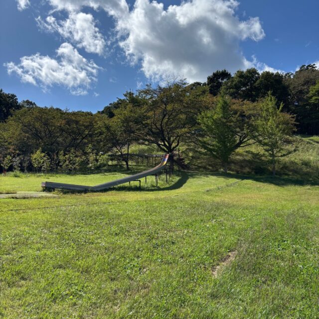 子どもの遊び場を探しているお父さん、お母さん、グリーンピア岩沼がおすすめです！
こども広場にはジャンボローラー滑り台があり、トンボやバッタなどの虫取り、芝生で追いかけっこやお弁当を広げてピクニックもできます。自然の中で思う存分遊びませんか？
雨の場合は、有料ですが温水プールや体育館もあります。
ぜひお越しください！

#グリーンピア岩沼
#岩沼市
#岩沼
#いわぬま
#滑り台
#子ども
#遊び場
#無料
#自然
#虫取り
#芝生
#ピクニック