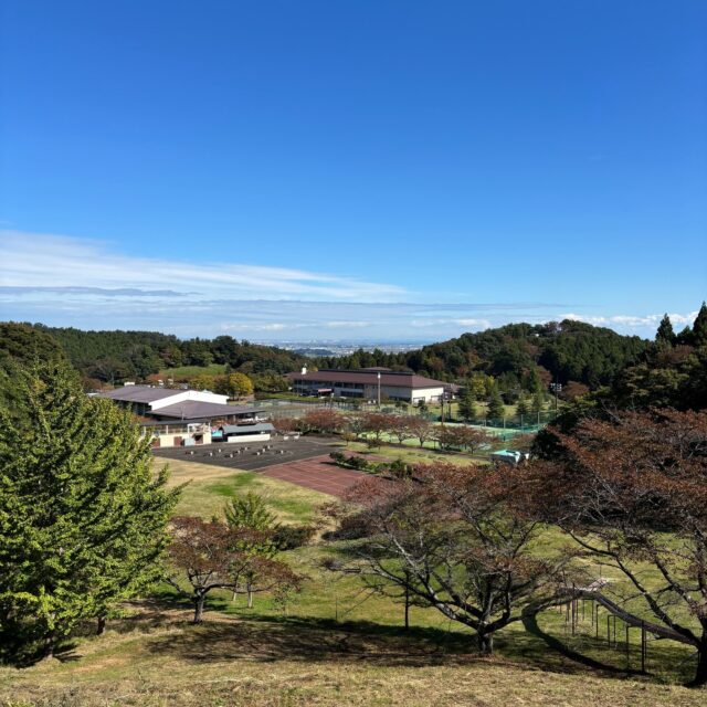 第3展望台からの景色です。
秋晴れの空の下でテニスやグラウンドゴルフ、散策を楽しんでいる方がたくさんいます！

#グリーンピア岩沼
#岩沼市
#岩沼
#いわぬま
#展望台
#テニス
#グラウンドゴルフ
#散策