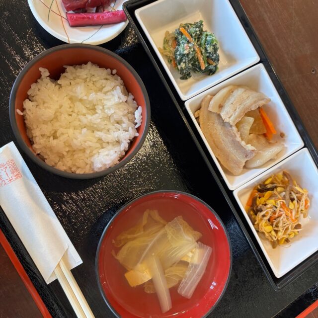 食菜館ひまわりの日替わり弁当（550円）です。

#グリーンピア岩沼
#岩沼市
#岩沼
#いわぬま
#レストラン
#ランチ
#昼食