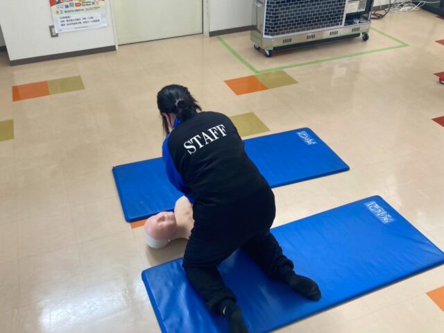 プール棟休館日の昨日、スタッフ向けの研修会が行われました。研修の中で心肺蘇生法やAEDの使用手順について、改めて確認しました。

#グリーンピア岩沼
#岩沼市
#岩沼
#いわぬま
#研修
#心肺蘇生
#AED