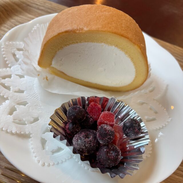 食菜館ひまわりの新商品「スフレロールケーキ」です！単品550円、コーヒーセット850円です。ふわふわのスフレ生地とミルク感たっぷりのクリームがマッチしていて美味しいです。

#グリーンピア岩沼
#岩沼市
#岩沼
#いわぬま
#食菜館ひまわり
#スイーツ
#ロールケーキ
#おやつ
#おやつタイム