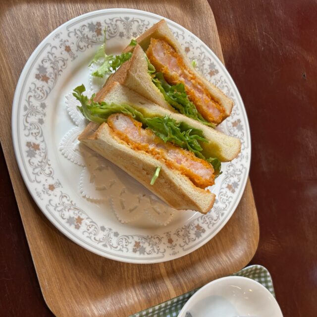 食菜館ひまわりの海老カツサンドです！
単品750円、ドリンクセット950円です。

#グリーンピア岩沼
#岩沼市
#岩沼
#いわぬま
#食菜館ひまわり
#レストラン
#ランチ
#昼食
#サンドイッチ
